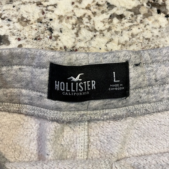 Hollister shorts and a size large - Picture 2 of 5